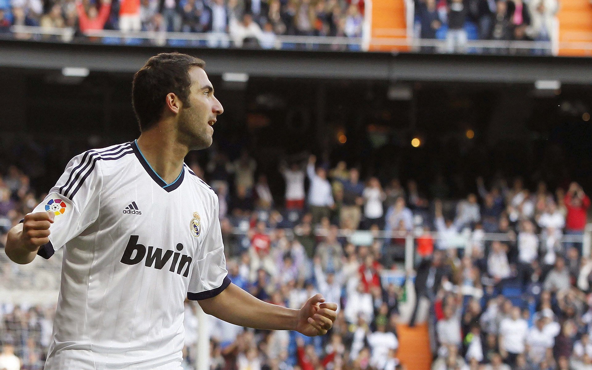 Uzi迎来十赛季出色发挥，TES观众热烈欢呼！上演精彩一战